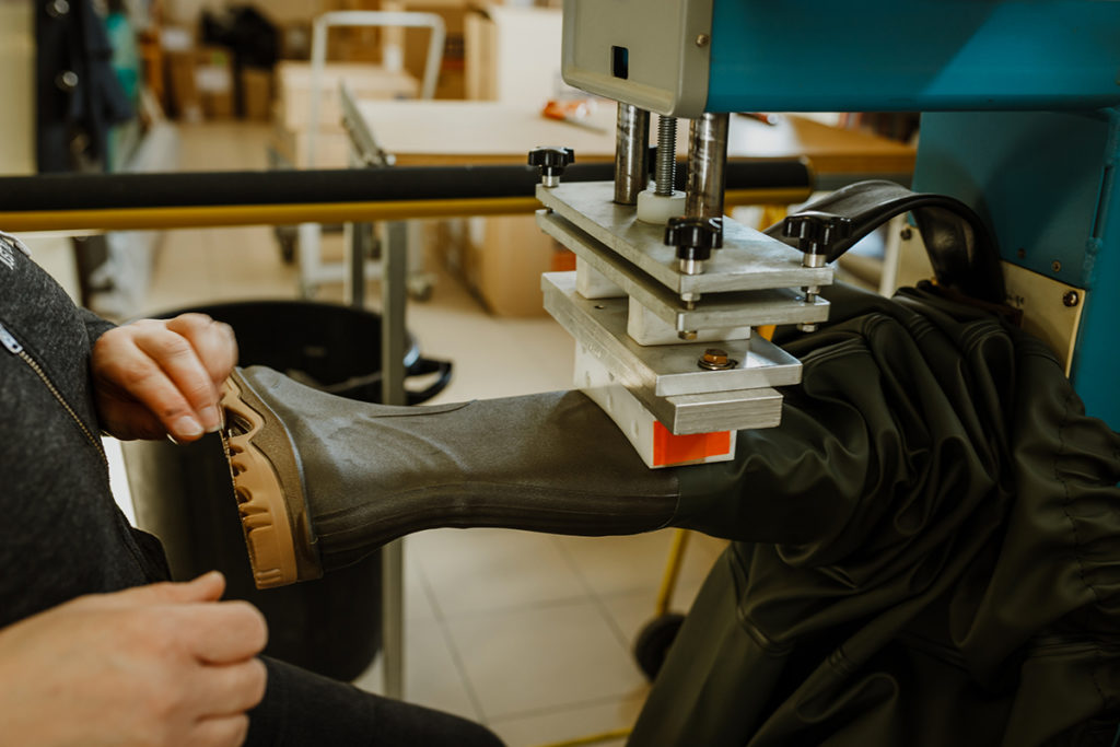 WADERS-vetements-impermeables-projets-industriels-Normandie-detail-botte-soudure-haute-frequence-grand